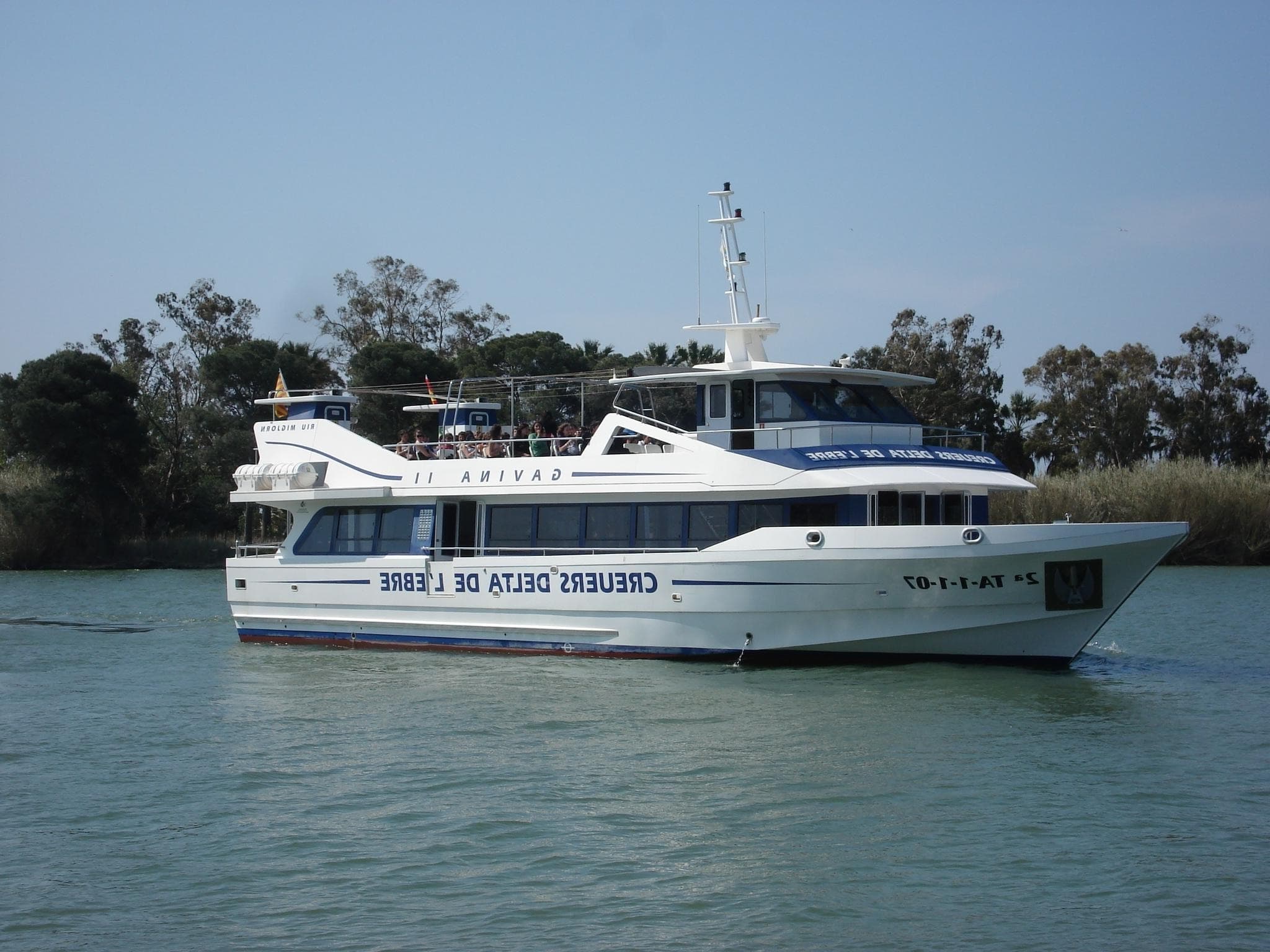 Barco de crucero navegando por el delta