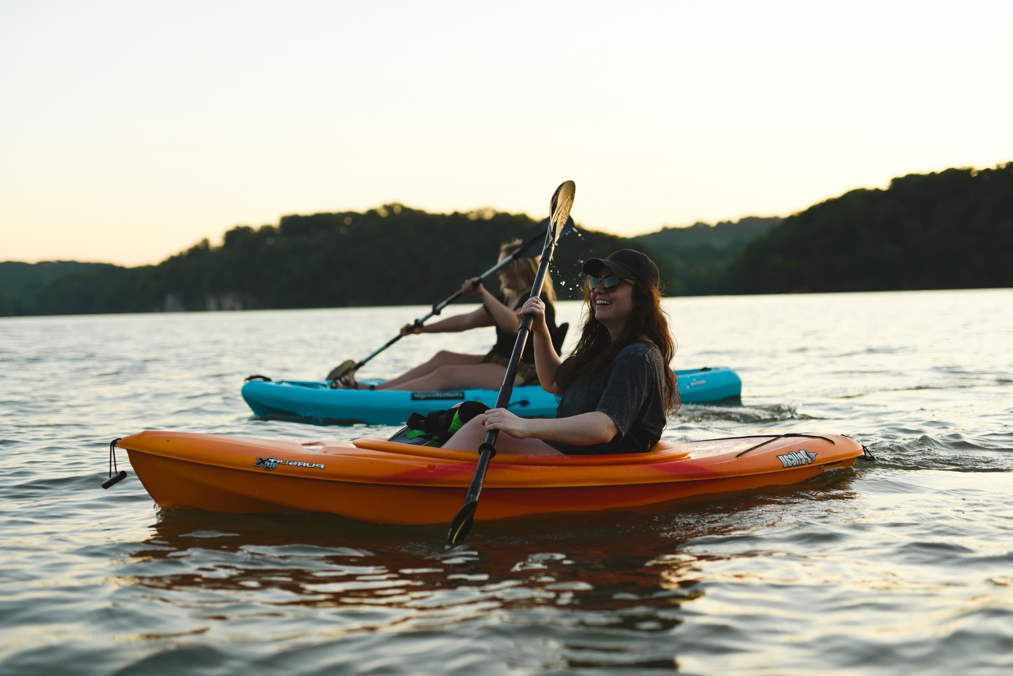 Personas en kayak navegando por el agua